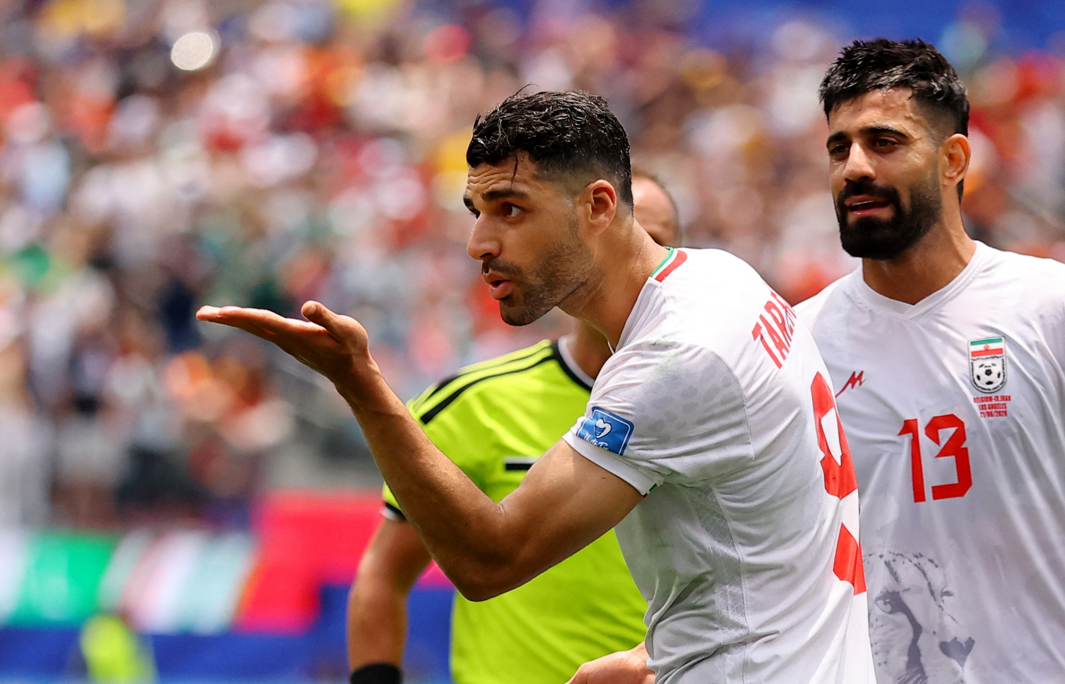 Mehdi Taremi de Irán celebra un gol con Hossein Kanani que posteriormente fue anulado por fuera de juego. Foto: Reuters